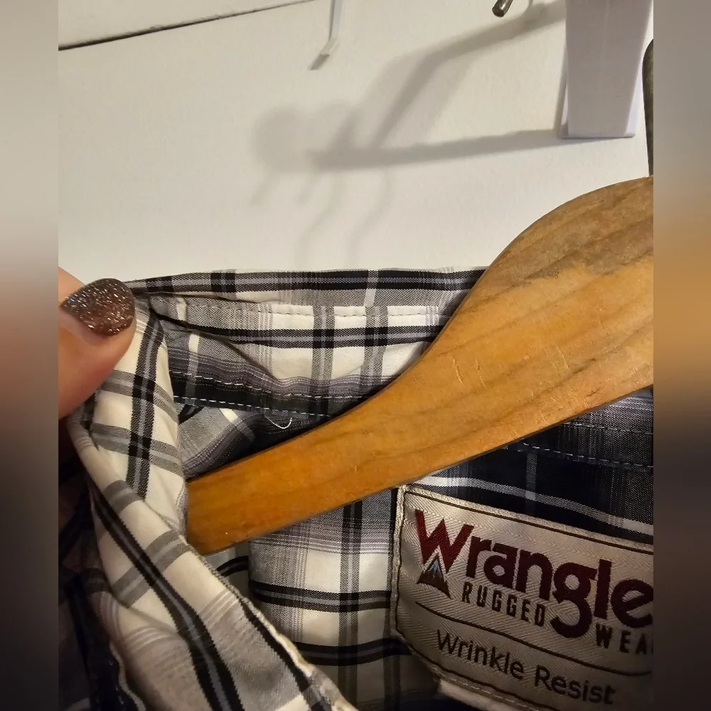 Wrangler Men's Black and White Checkered Shirt Gently Used - Picture 3 of 6